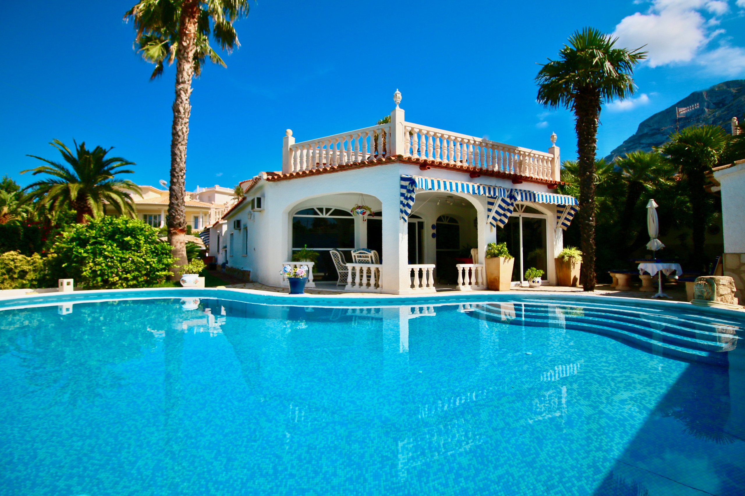 Villa de vacaciones con jardín y piscina Campuso BH