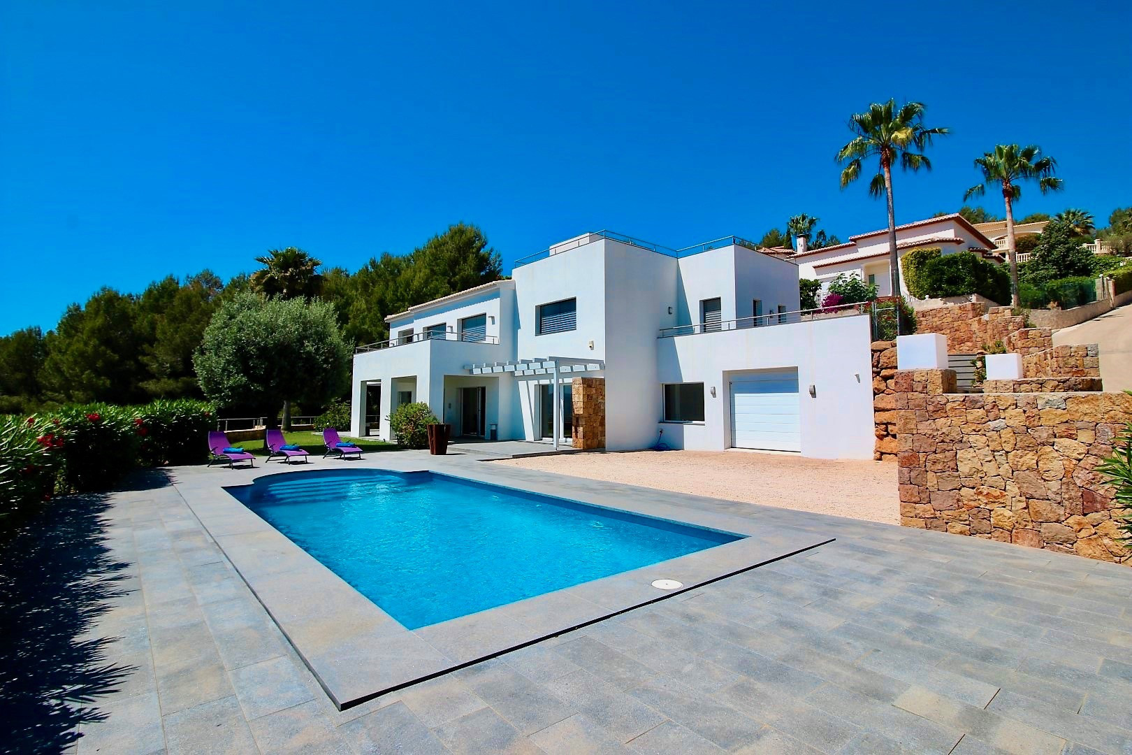 Bonita villa de estilo moderno con aire acondicionado, wifi y piscina La Sella SM