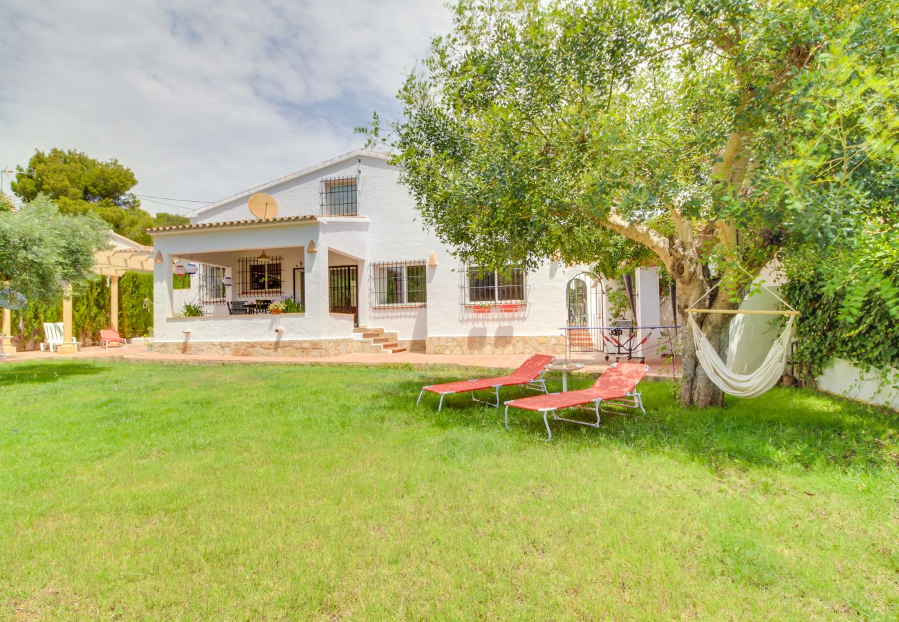 Villa en Moraira - Villa La Siesta, Moderna con AC, Wifi, Piscina y Gran Jardín