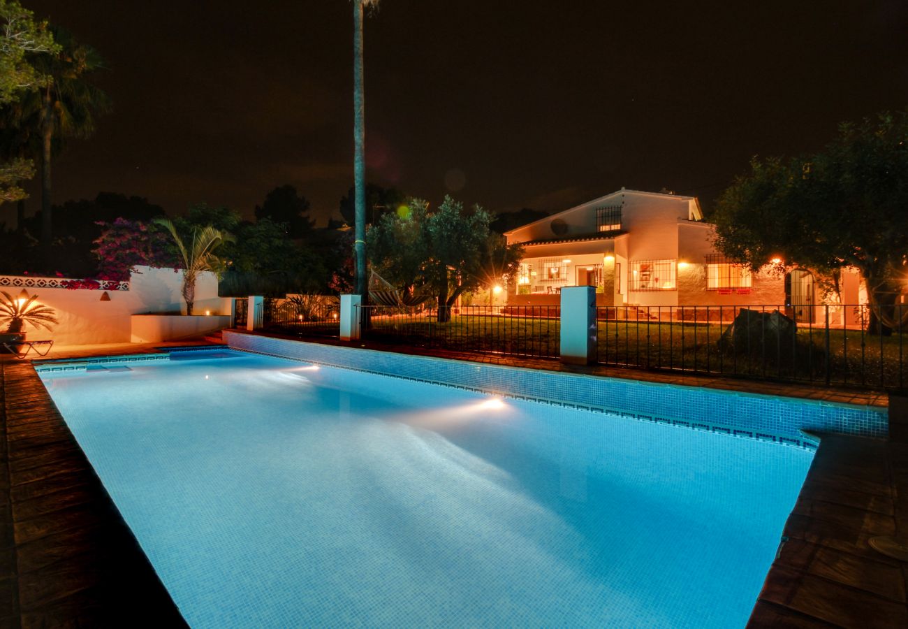 Villa en Moraira - Villa La Siesta, Moderna con AC, Wifi, Piscina y Gran Jardín