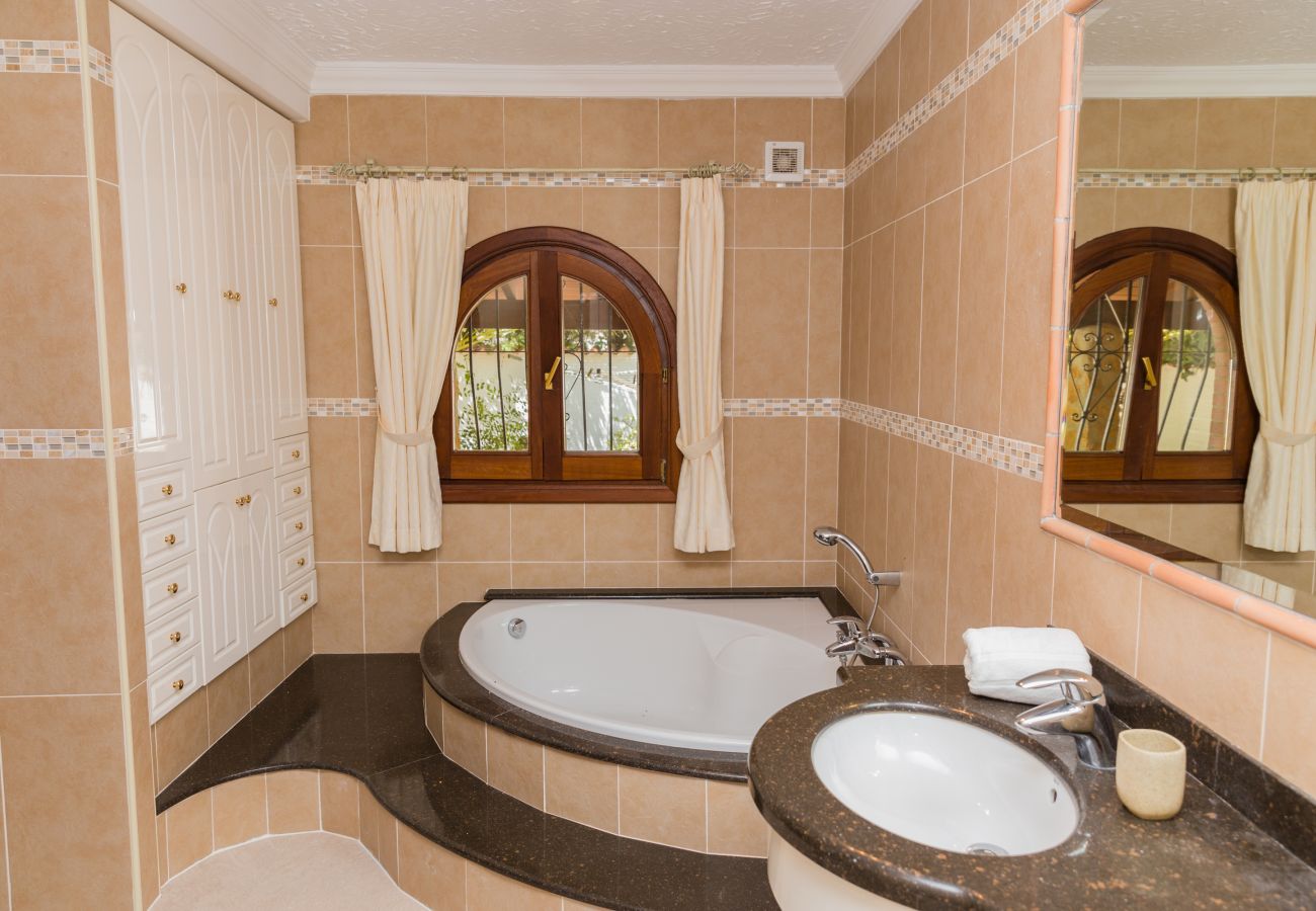 Villa en Benissa - Villa Castillo Benissa, con Piscina Privada y Vistas al Mar