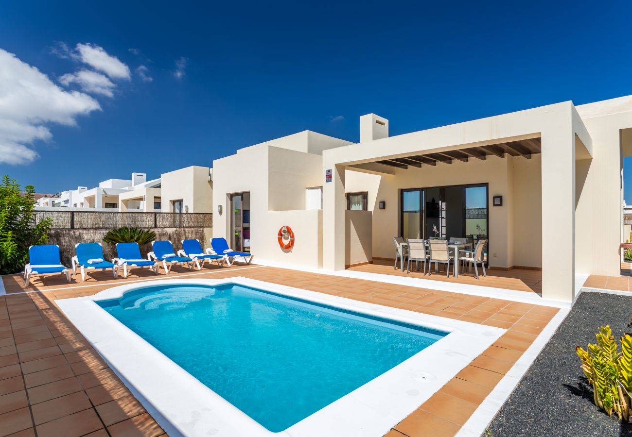 Villa en Playa Blanca - Villas Bahamas Playa Blanca, con Terraza y Piscina Privada