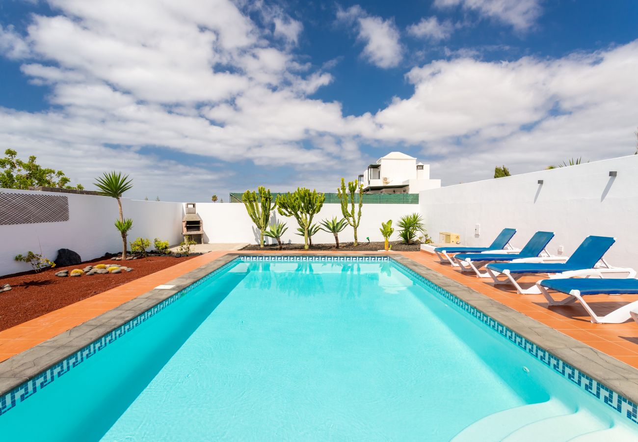 Villa en Playa Blanca - Villa Aqua Playa Blanca, Moderna con Azotea y Piscina Privada