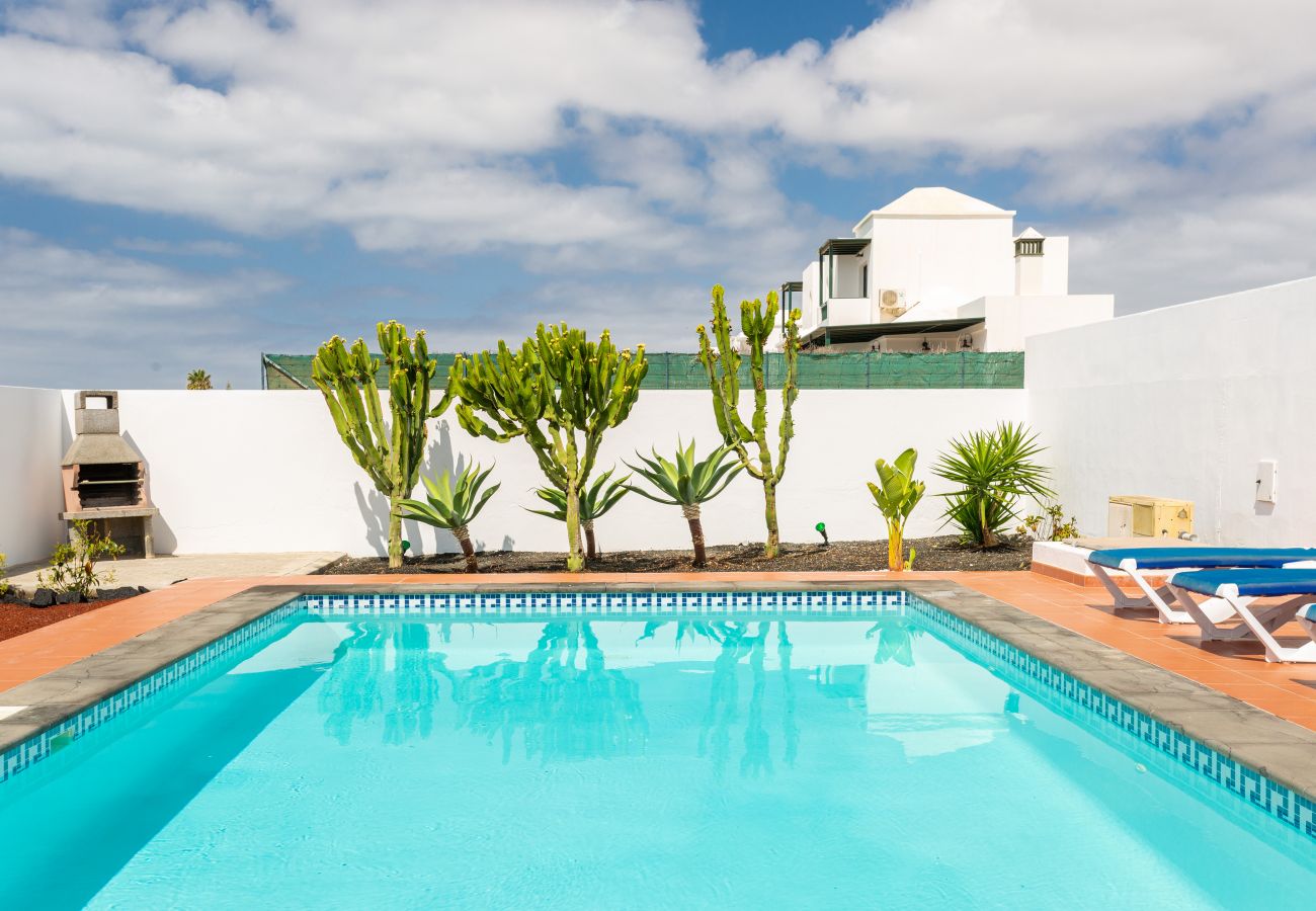 Villa en Playa Blanca - Villa Aqua Playa Blanca, Moderna con Azotea y Piscina Privada