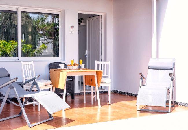 Apartamento en Puerto del Carmen - Suite Helios - 500m de la playa, WiFi con fibra, terraza