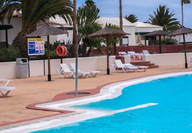 Estudio en Costa Teguise - Casa Audrey en Playa Roca-con terraza y piscinas comunitarias