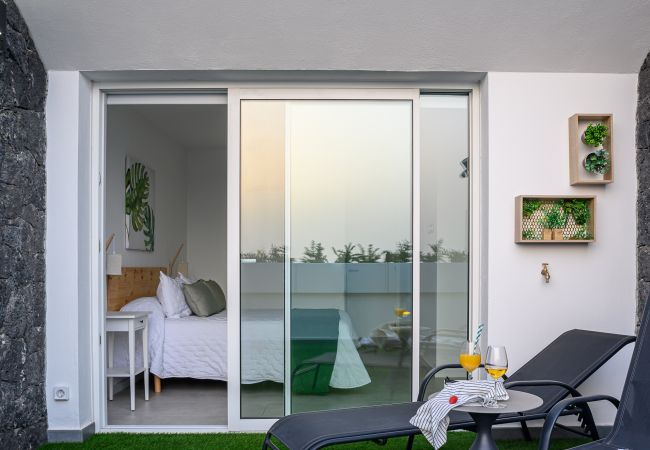 Apartamento en Playa Blanca - Monstera- Vivienda Vacacional de Lujo a 500m de Playa Dorada - WIFI RÁPIDO