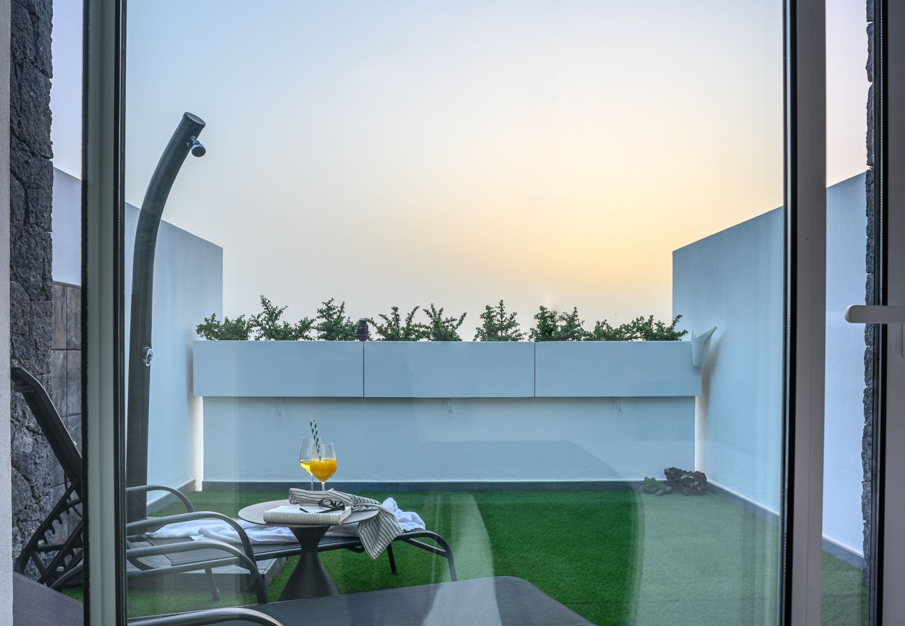 Apartamento en Playa Blanca - Monstera- Vivienda Vacacional de Lujo a 500m de Playa Dorada - WIFI RÁPIDO