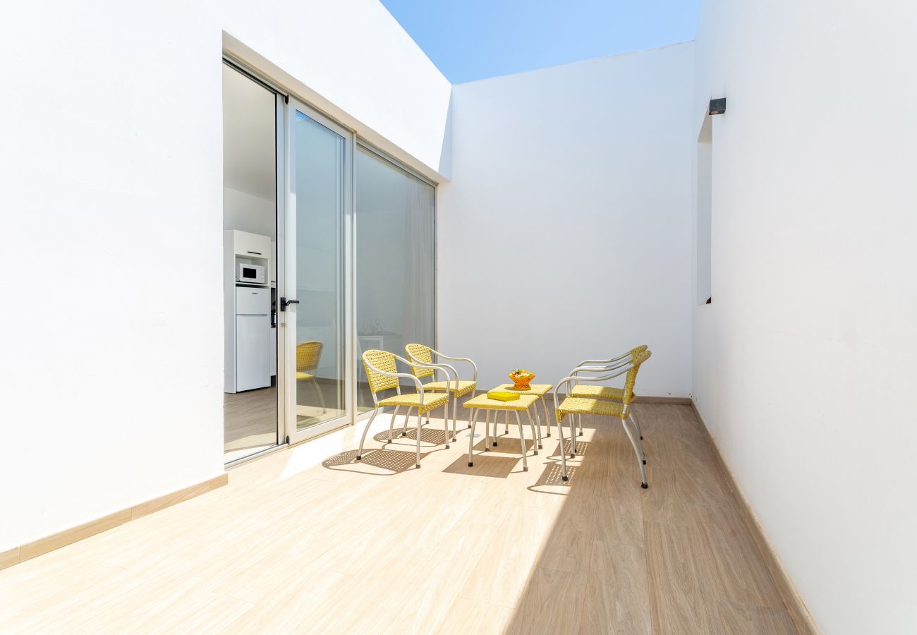 Apartamento en Teguise - Sandy Beach Apartment Costa Teguise, con Terraza, WIfi y Vistas a la Montaña