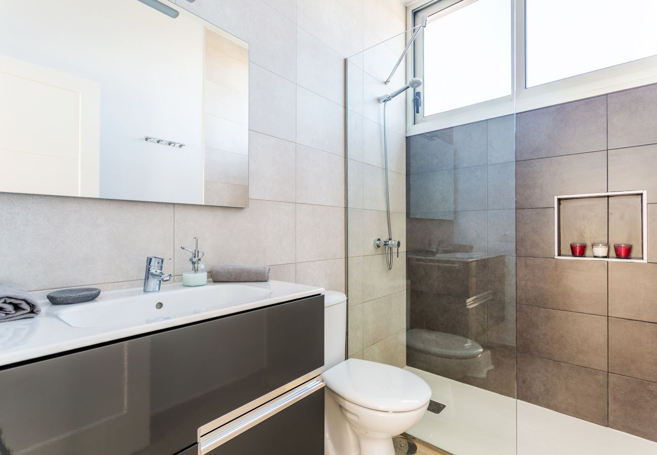 Apartamento en Teguise - Sandy Beach Apartment Costa Teguise, con Terraza, WIfi y Vistas a la Montaña