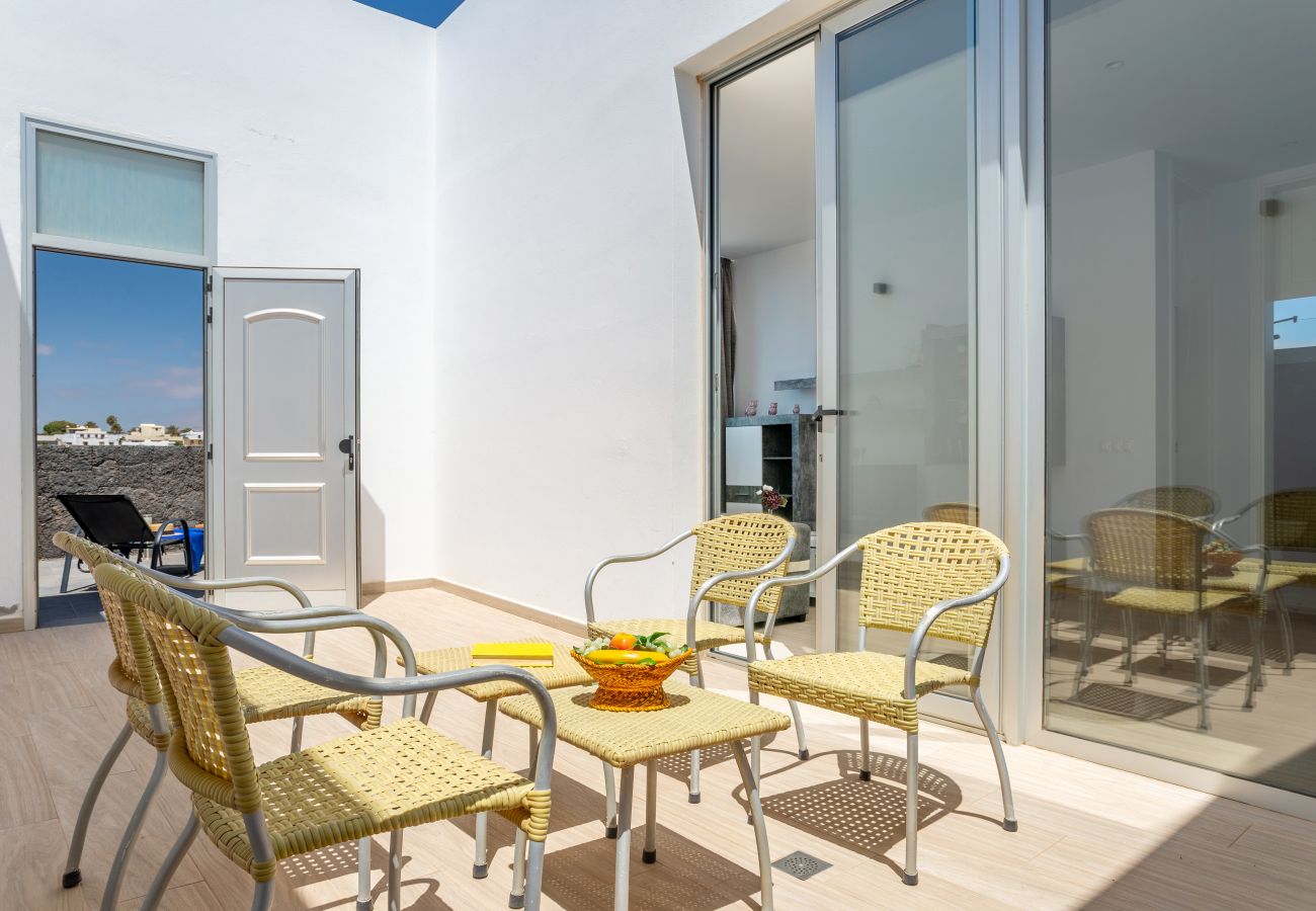 Apartamento en Teguise - Sandy Beach Apartment Costa Teguise, con Terraza, WIfi y Vistas a la Montaña