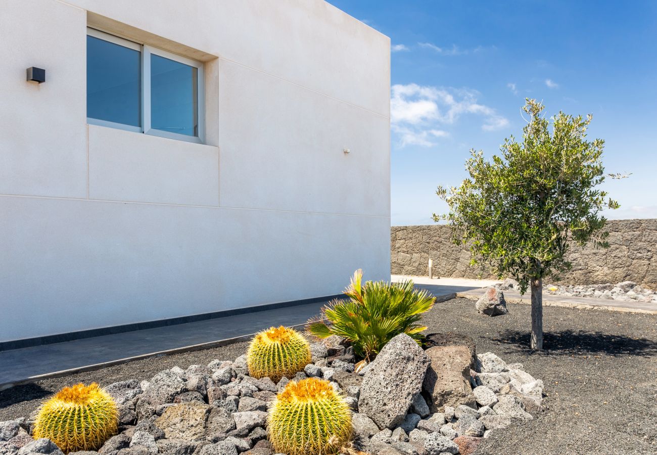 Apartamento en Teguise - Sandy Beach Apartment Costa Teguise, con Terraza, WIfi y Vistas a la Montaña