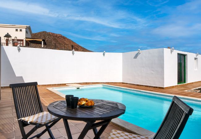 Casa en Playa Blanca - Casa Fatmar Montaña Roja - Amplia y luminosa vivienda vacacional con piscina privada. Si mascotas