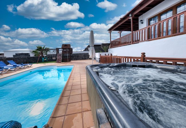 Villa en Playa Blanca - Villa Flavia, piscina privada, jacuzzi, sala de juegos y vista al mar. ECO