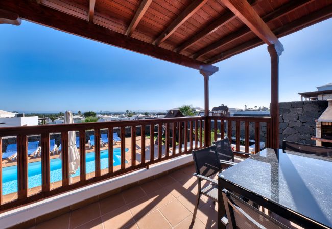 Villa en Playa Blanca - Villa Flavia, piscina privada, jacuzzi, sala de juegos y vista al mar. ECO