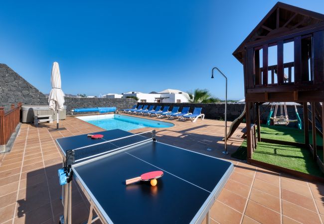 Villa en Playa Blanca - Villa Flavia, piscina privada, jacuzzi, sala de juegos y vista al mar. ECO