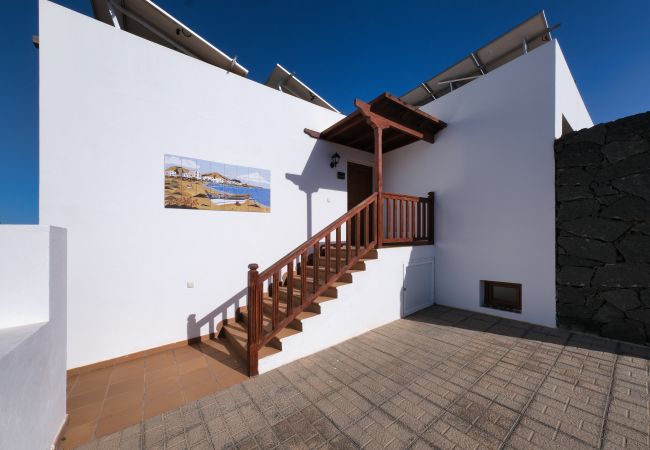 Villa en Playa Blanca - Villa Flavia, piscina privada, jacuzzi, sala de juegos y vista al mar. ECO