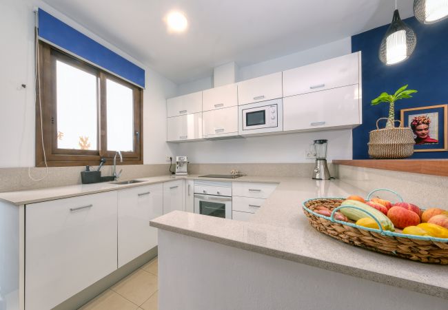 Casa en Puerto Calero - Casa Bleu : 2 plantas ,2 dormitorios ,cocina amueblada ,balcon ,terraza y patio con plancha-grill