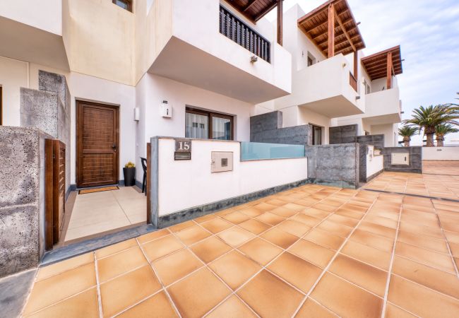 Casa en Puerto Calero - Casa Bleu : 2 plantas ,2 dormitorios ,cocina amueblada ,balcon ,terraza y patio con plancha-grill