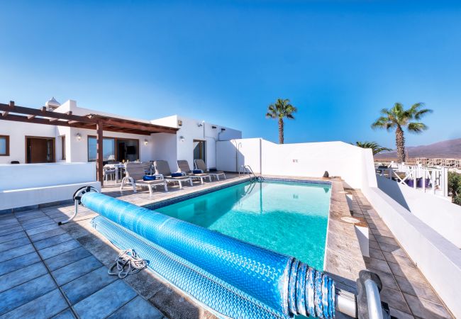 Casa en Playa Blanca - casa Lava and Sea - piscina privada, vistas al mar