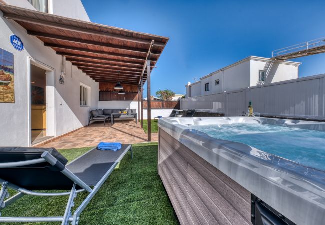 Villa en Puerto del Carmen - Villa Flaminia con jacuzzi a 400m de la playa 