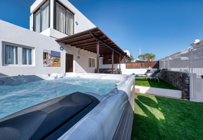 Villa en Puerto del Carmen - Villa Flaminia con jacuzzi a 400m de la playa 