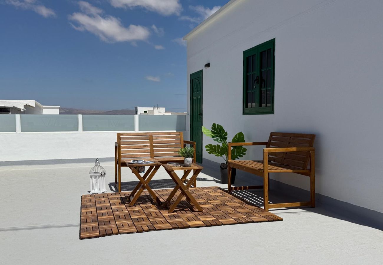 Alquiler por habitaciones en Tinajo - Casa NoPasaNada: habitación La Palma con baño privado 