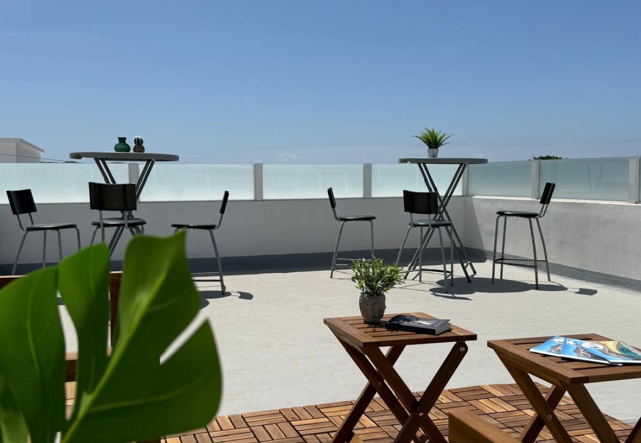 Alquiler por habitaciones en Tinajo - Casa NoPasaNada: habitación La Palma con baño privado 