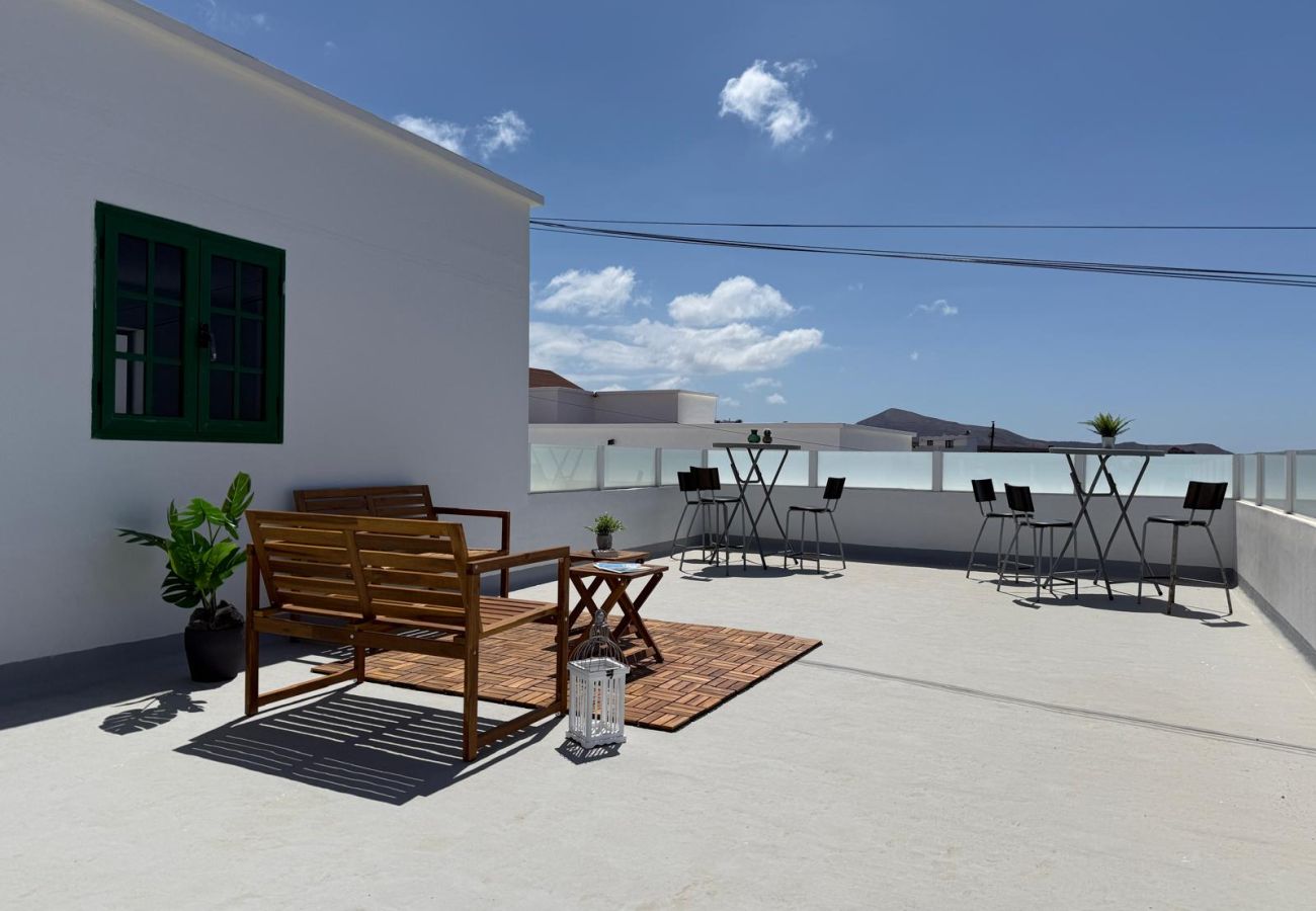 Alquiler por habitaciones en Tinajo - Casa NoPasaNada: habitación La Palma con baño privado 