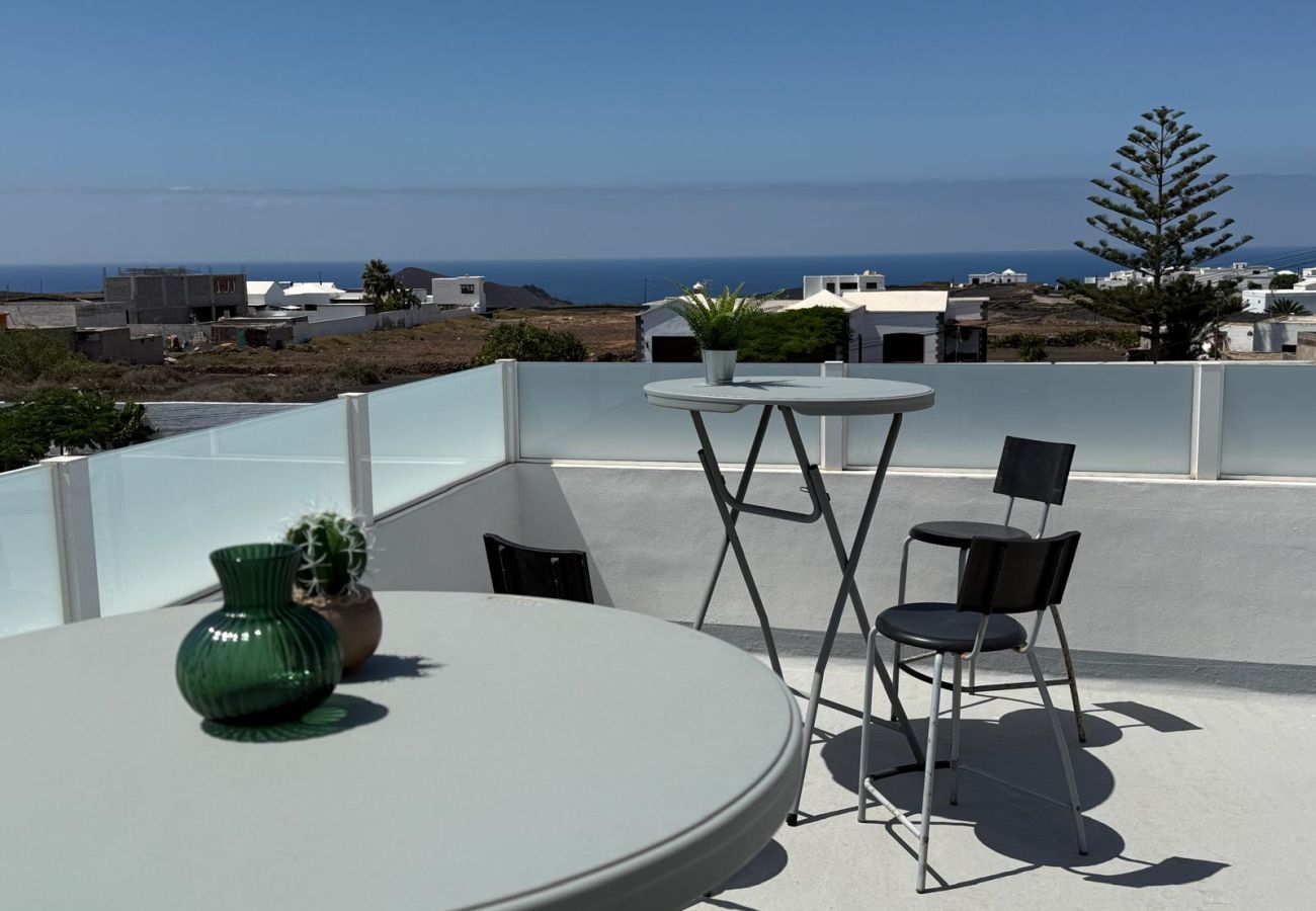 Alquiler por habitaciones en Tinajo - Casa NoPasaNada: habitación La Palma con baño privado 