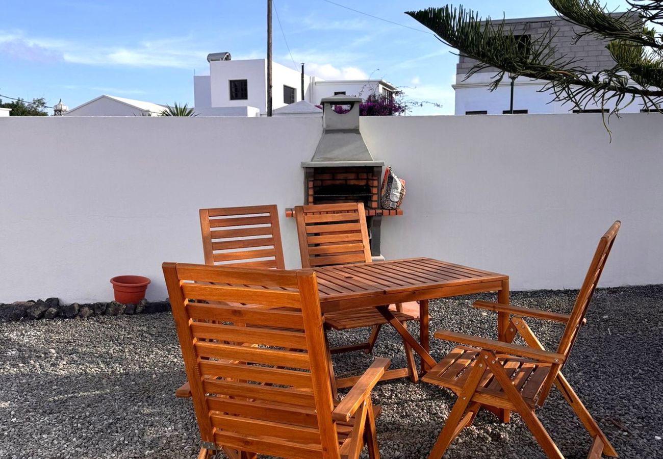 Alquiler por habitaciones en Tinajo - Casa NoPasaNada: habitación La Gomera con baño privado exterior