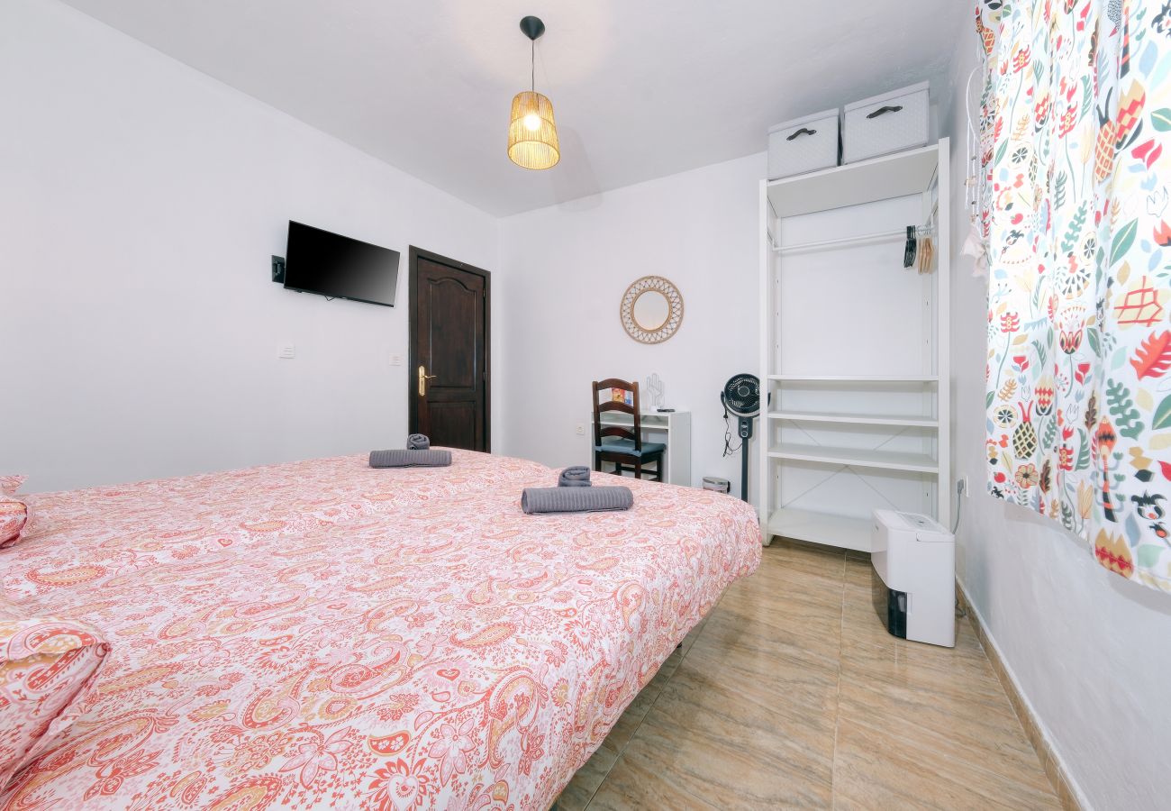 Alquiler por habitaciones en Tinajo - Casa NoPasaNada: habitación La Gomera con baño privado exterior