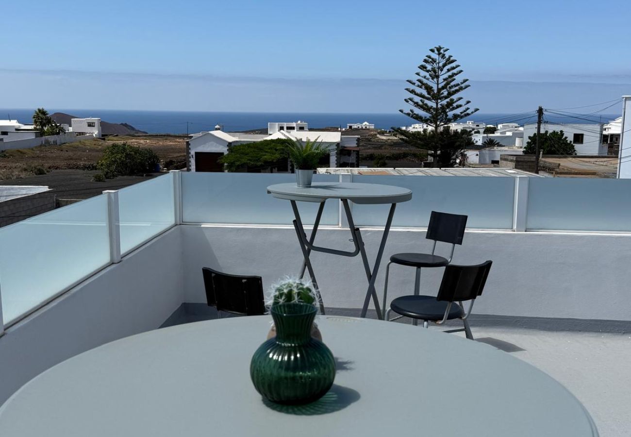 Alquiler por habitaciones en Tinajo - Casa NoPasaNada: habitación La Gomera con baño privado exterior