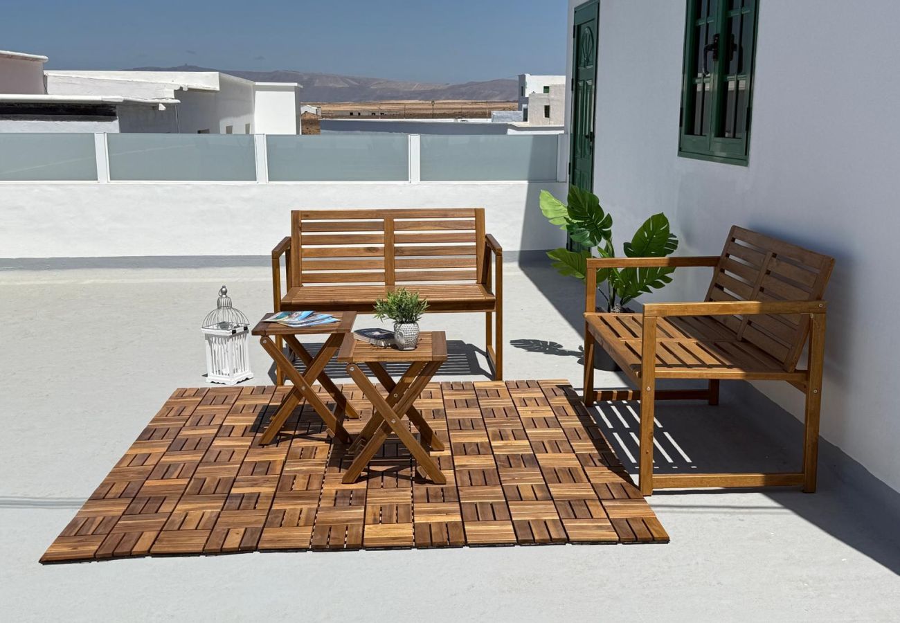 Alquiler por habitaciones en Tinajo - Casa NoPasaNada: habitación La Gomera con baño privado exterior