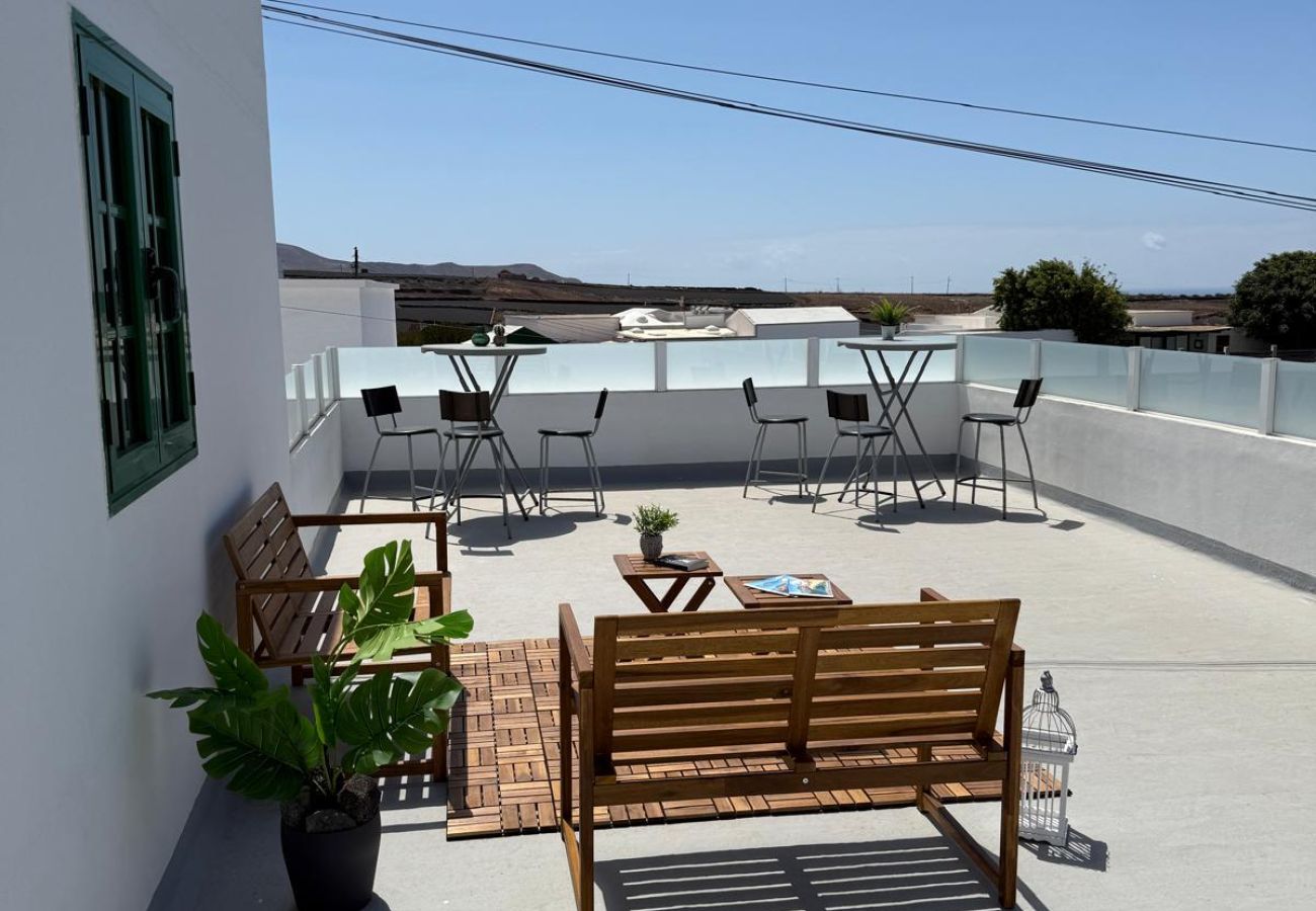 Alquiler por habitaciones en Tinajo - Casa NoPasaNada: habitación La Gomera con baño privado exterior