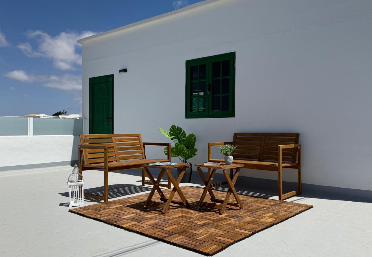 Alquiler por habitaciones en Tinajo - Casa NoPasaNada: habitación La Gomera con baño privado exterior