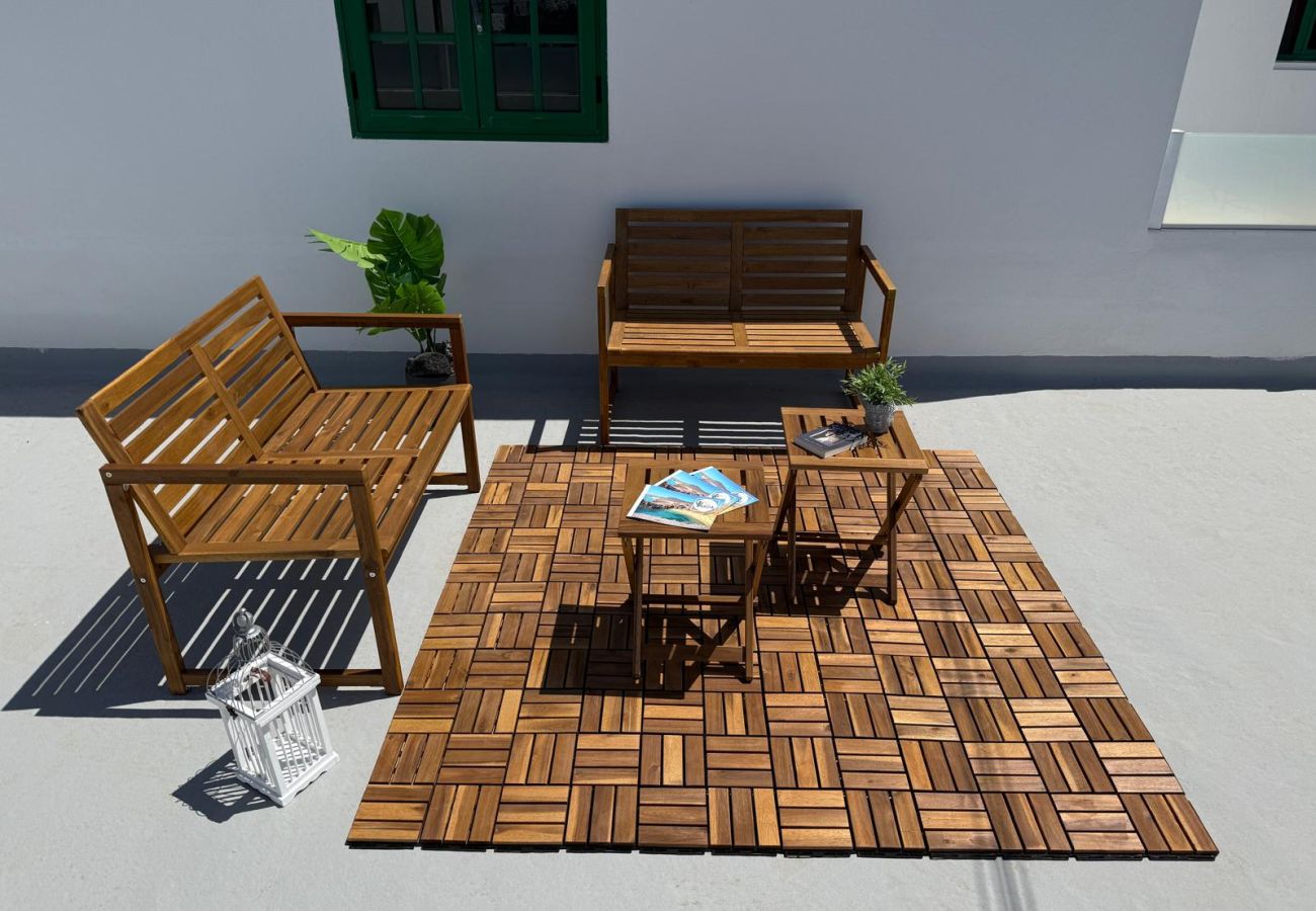 Alquiler por habitaciones en Tinajo - Casa NoPasaNada: habitación La Gomera con baño privado exterior