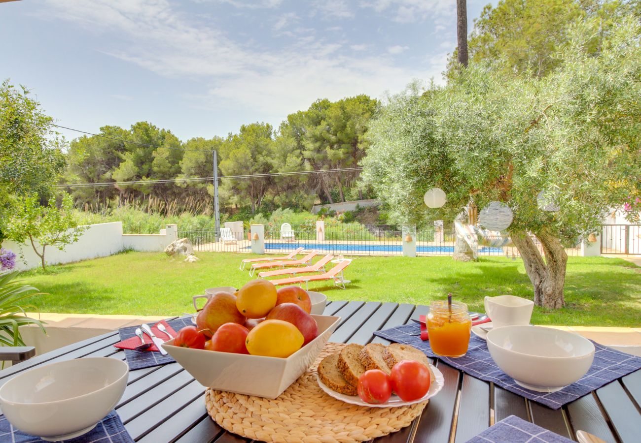 Villa in Moraira - Villa La Siesta, Modern mit AC, Wifi, Pool und Großem Garten