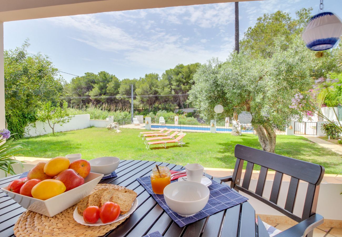 Villa in Moraira - Villa La Siesta, Modern mit AC, Wifi, Pool und Großem Garten