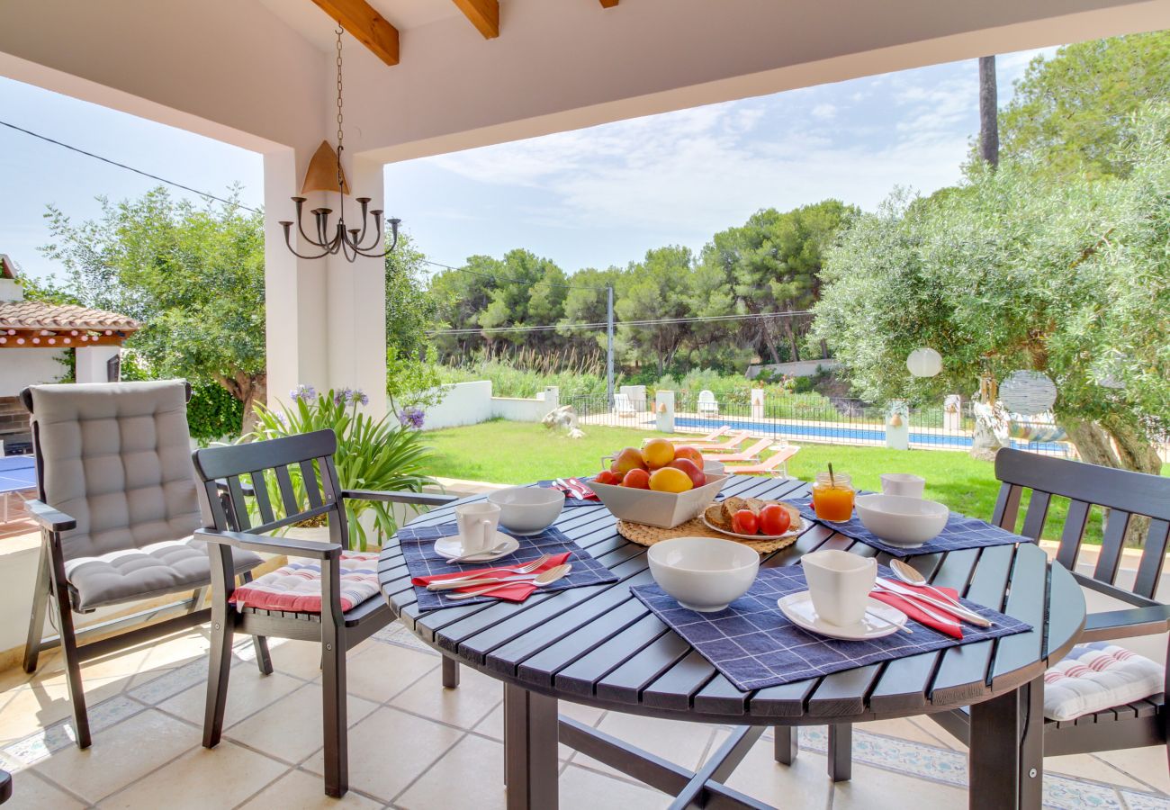 Villa in Moraira - Villa La Siesta, Modern mit AC, Wifi, Pool und Großem Garten