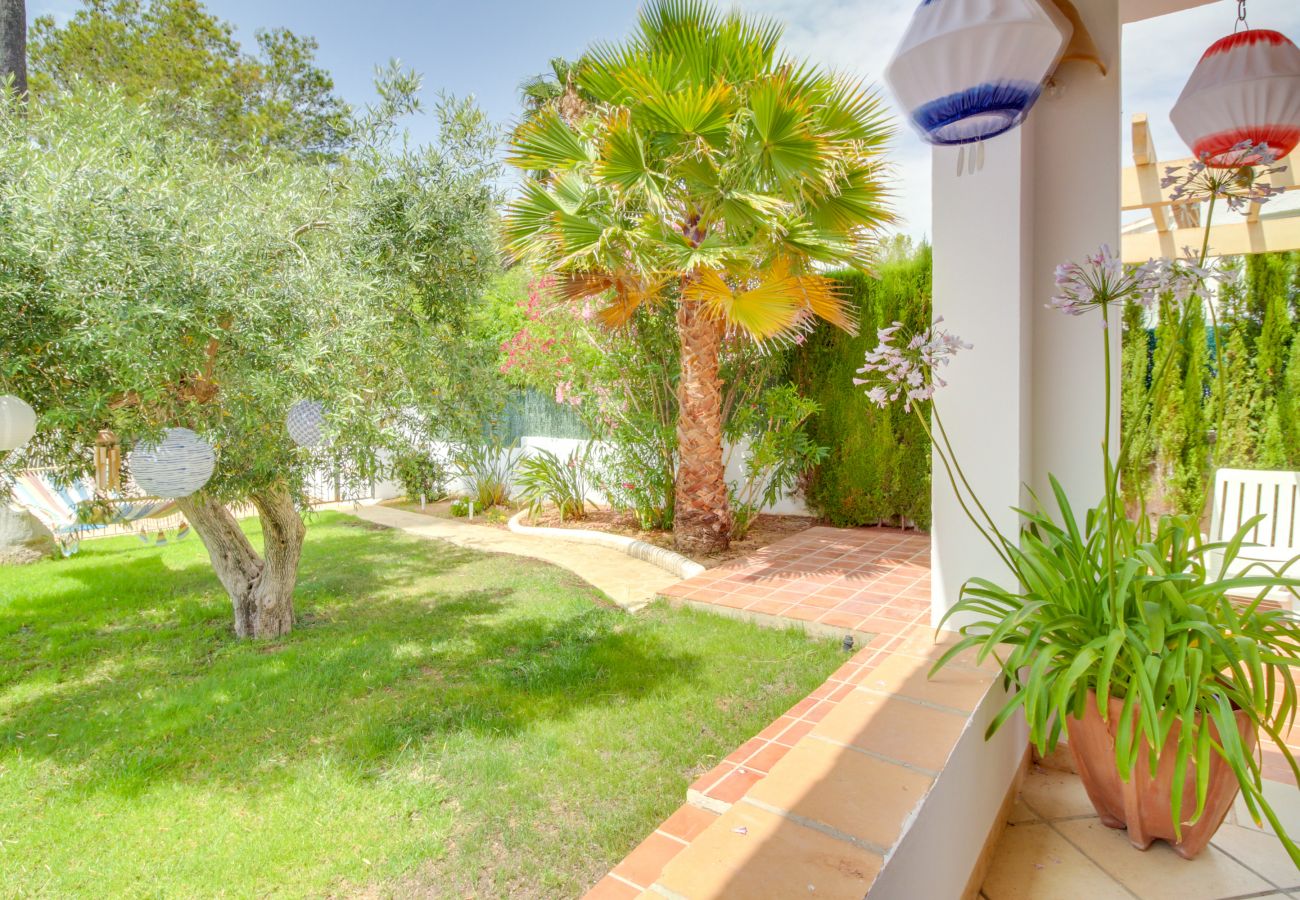 Villa in Moraira - Villa La Siesta, Modern mit AC, Wifi, Pool und Großem Garten