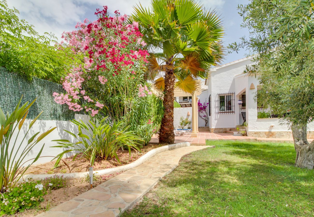 Villa in Moraira - Villa La Siesta, Modern mit AC, Wifi, Pool und Großem Garten