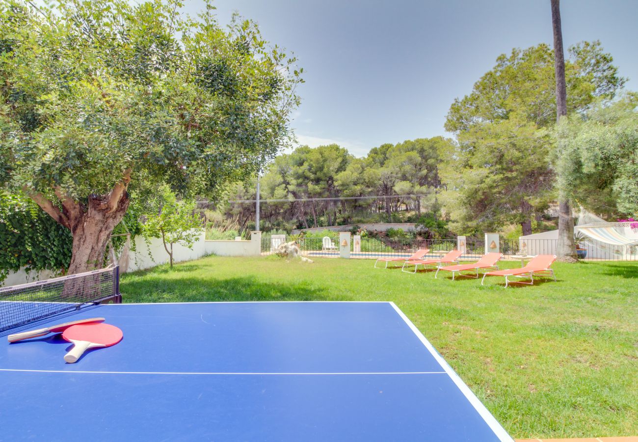 Villa in Moraira - Villa La Siesta, Modern mit AC, Wifi, Pool und Großem Garten