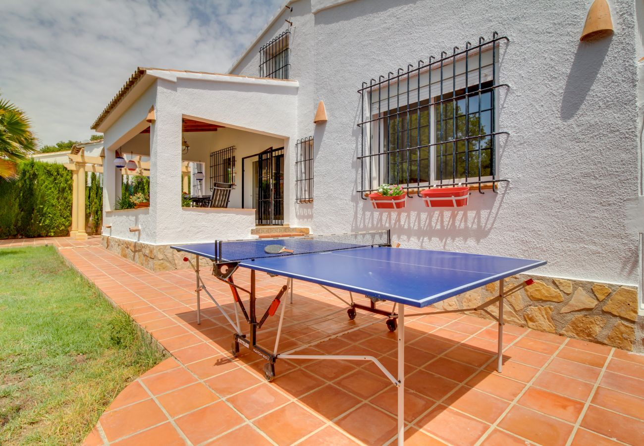 Villa in Moraira - Villa La Siesta, Modern mit AC, Wifi, Pool und Großem Garten