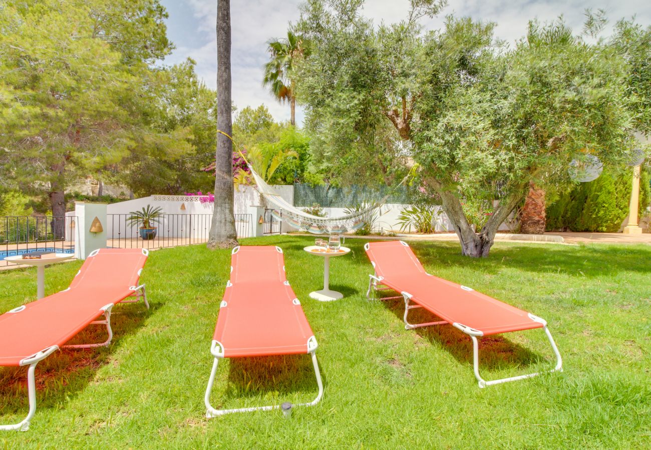 Villa in Moraira - Villa La Siesta, Modern mit AC, Wifi, Pool und Großem Garten