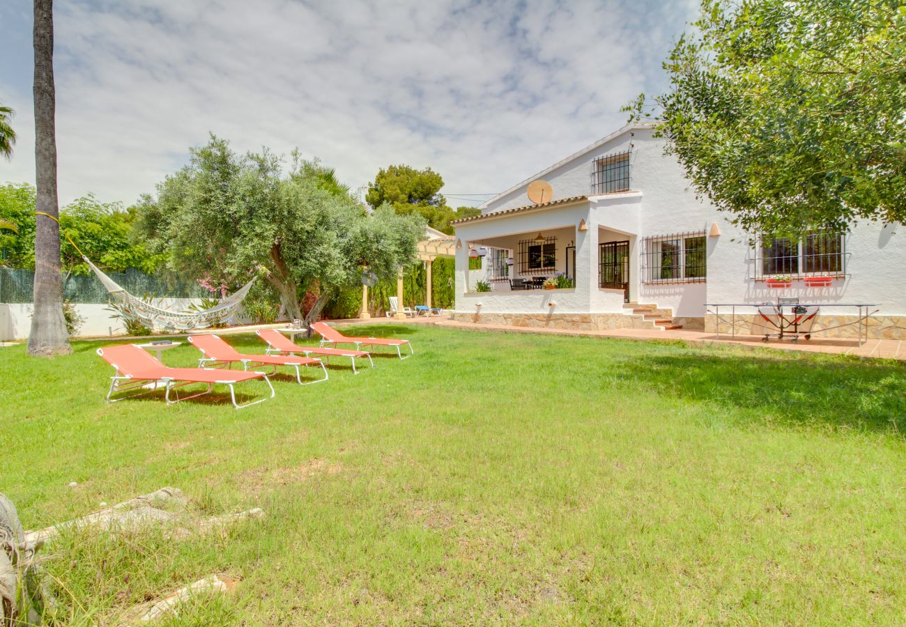Villa in Moraira - Villa La Siesta, Modern mit AC, Wifi, Pool und Großem Garten