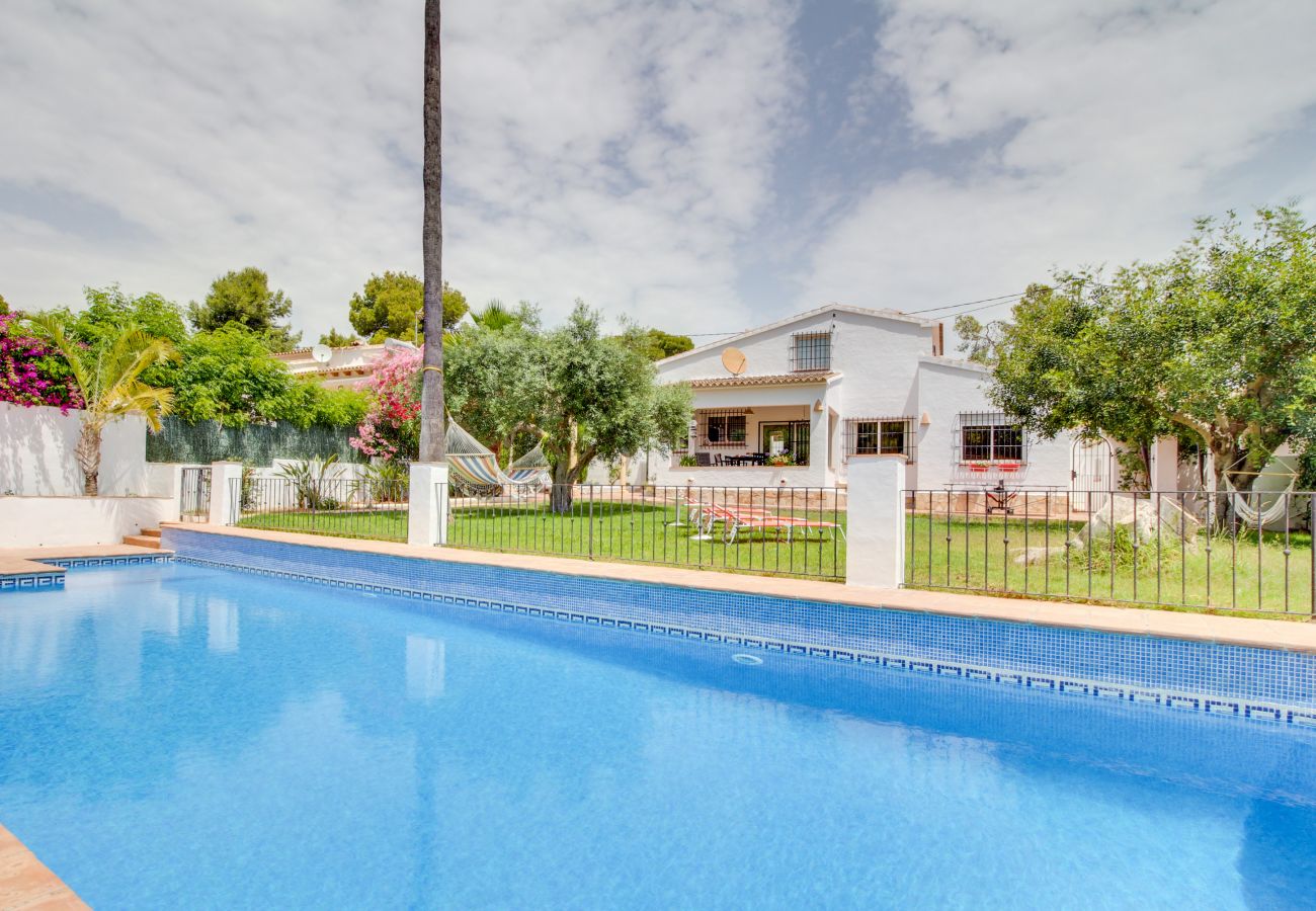 Villa in Moraira - Villa La Siesta, Modern mit AC, Wifi, Pool und Großem Garten