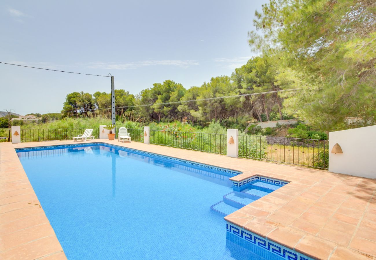 Villa in Moraira - Villa La Siesta, Modern mit AC, Wifi, Pool und Großem Garten