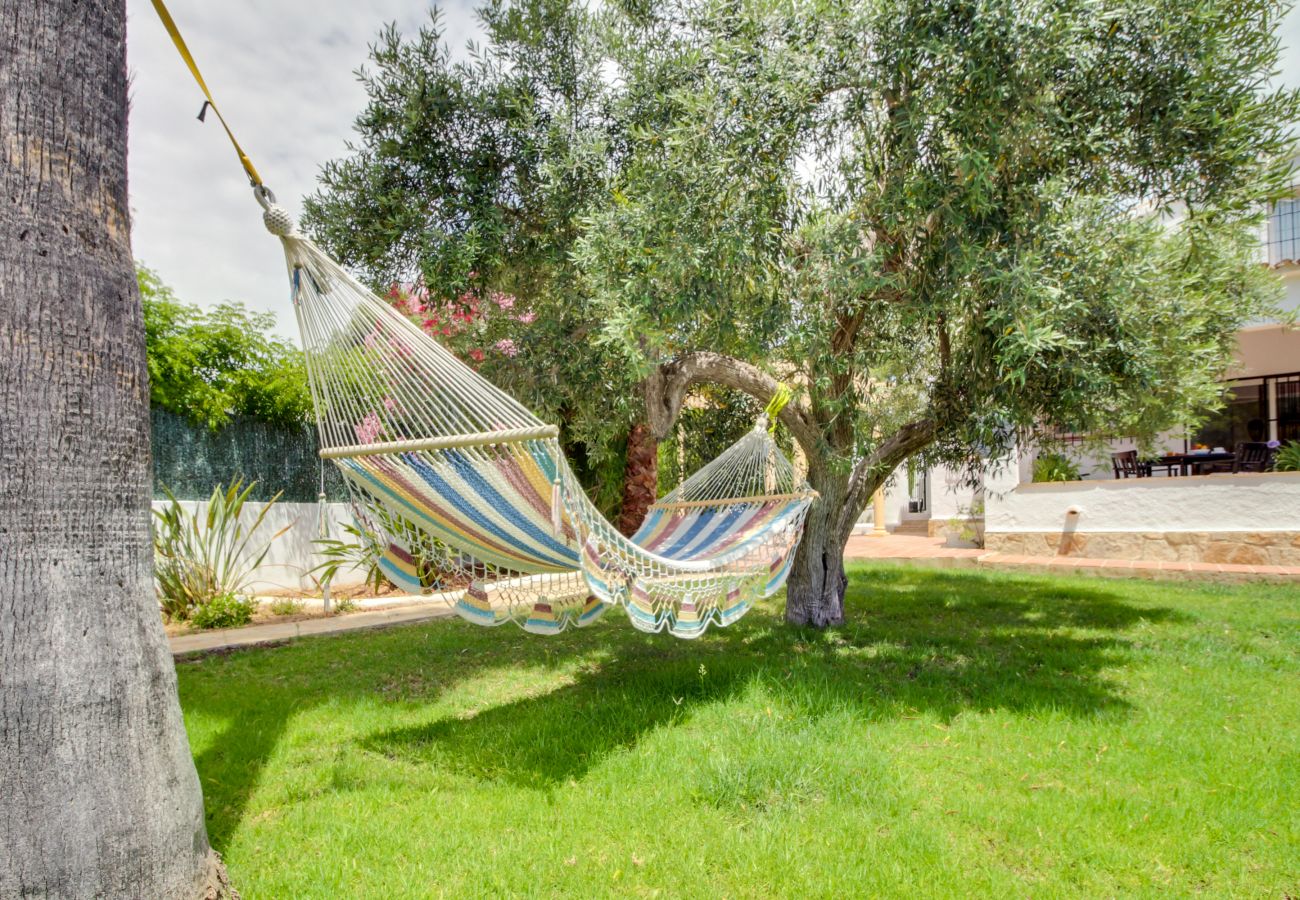 Villa in Moraira - Villa La Siesta, Modern mit AC, Wifi, Pool und Großem Garten