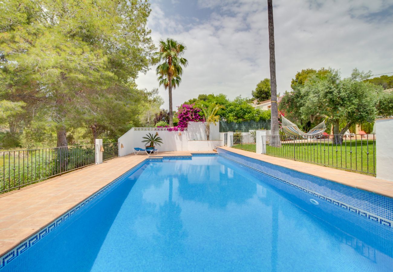 Villa in Moraira - Villa La Siesta, Modern mit AC, Wifi, Pool und Großem Garten